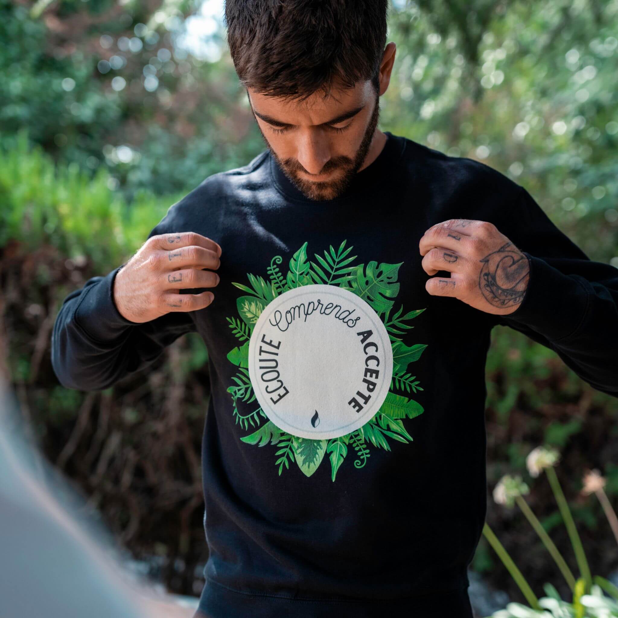 Homme qui porte le hoodis avec inscription Ecoute Comprend Accepte