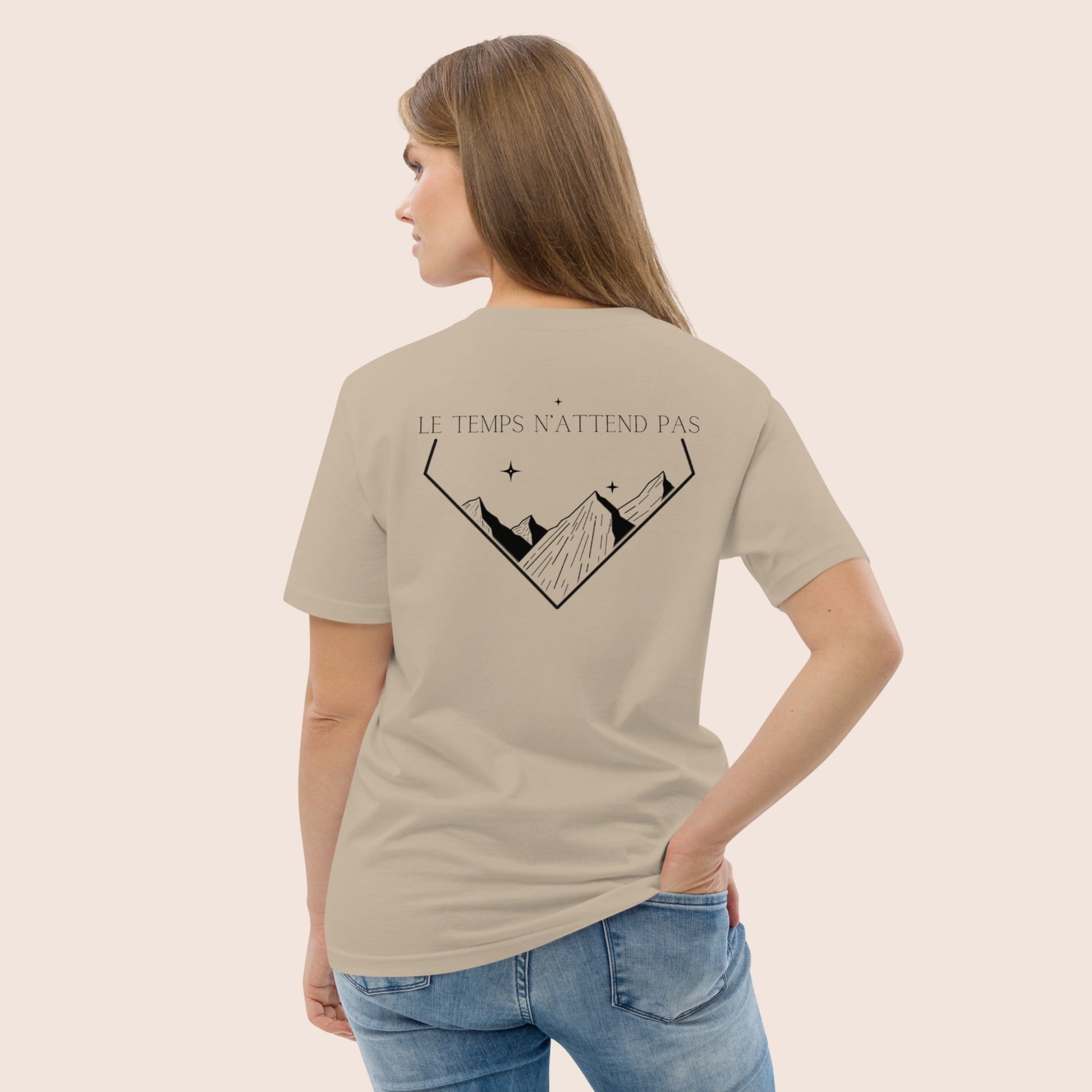 T-shirt unisexe, avec phrase d'inspiration dans le dos Le temps n'attend pas et symbole de montagnes graphique noir sur fond beige. Logo brodé Flame and Spirit poitrine gauche.