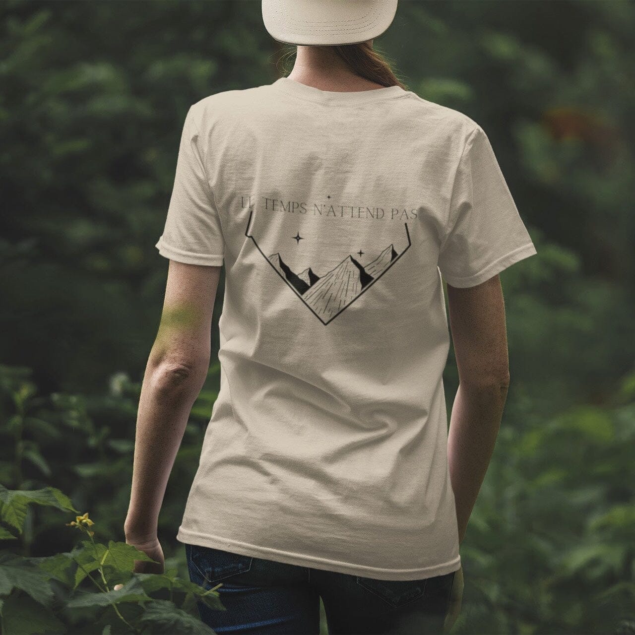 T-shirt non genré avec phrase d'inspiration dans le dos Le temps n'attend pas et symbole de montagnes graphiques. Logo imprimé Flame and Spirit poitrine gauche.