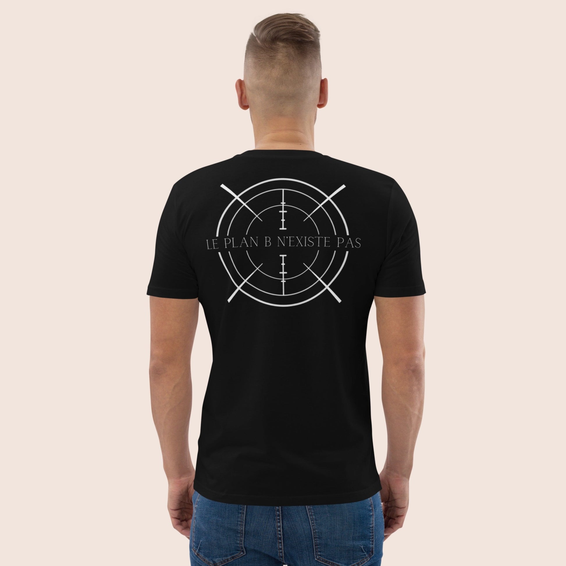 T-shirt unisexe, avec phrase de détermination dans le dos, Le plan B n'existe pas, au centre d'un symbole graphique de visée blanc sur fond noir. Logo brodé Flame and Spirit poitrine gauche.