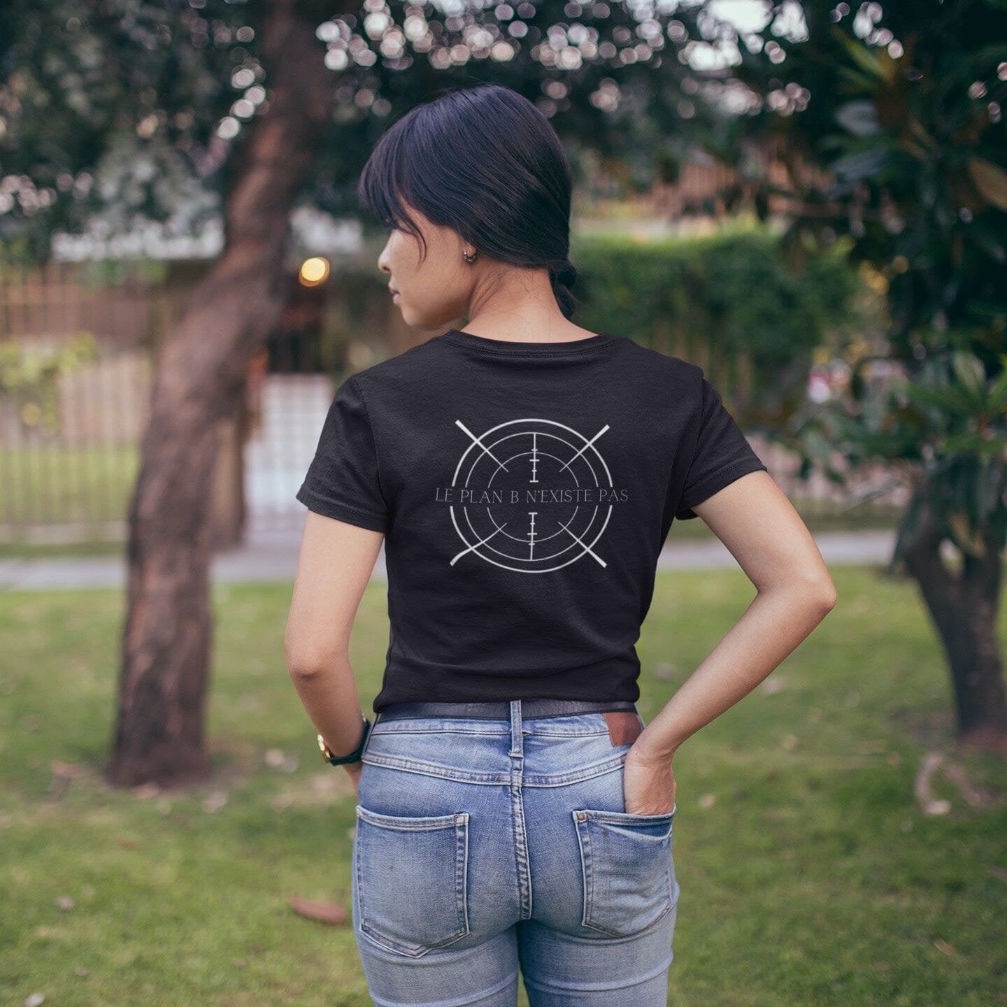 T-shirt non genré, avec phrase de détermination dans le dos, Le plan B n'existe pas, au centre d'un symbole graphique de visée blanc sur fond noir. Logo brodé Flame and Spirit poitrine gauche.