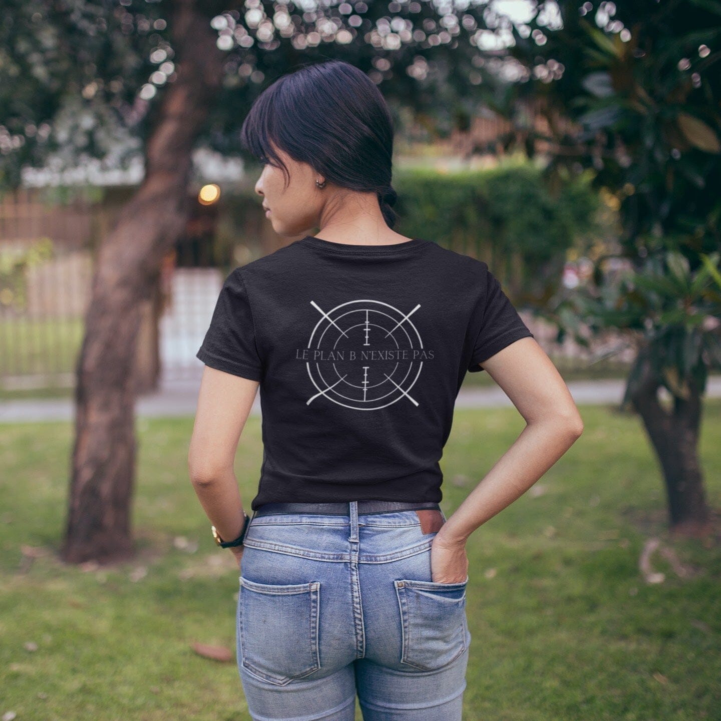 T-shirt non genré avec phrase de détermination dans le dos, Le plan B n'existe pas, au centre d'un symbole graphique de visée (cible). Logo imprimé Flame and Spirit poitrine gauche.