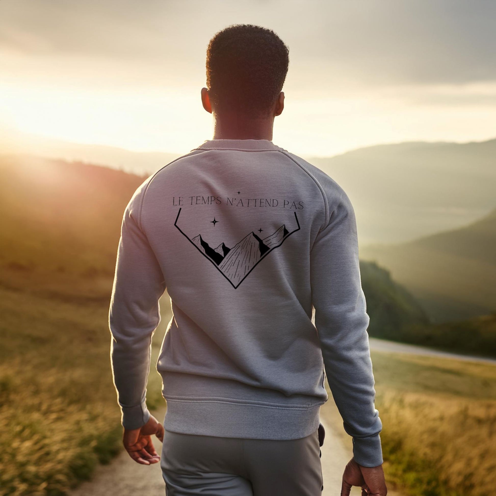 Sweat-shirt unisexe, avec phrase d'inspiration dans le dos Le temps n'attend pas et symbole de montagnes graphique noir sur fond gris clair. Logo brodé Flame and Spirit poitrine gauche.