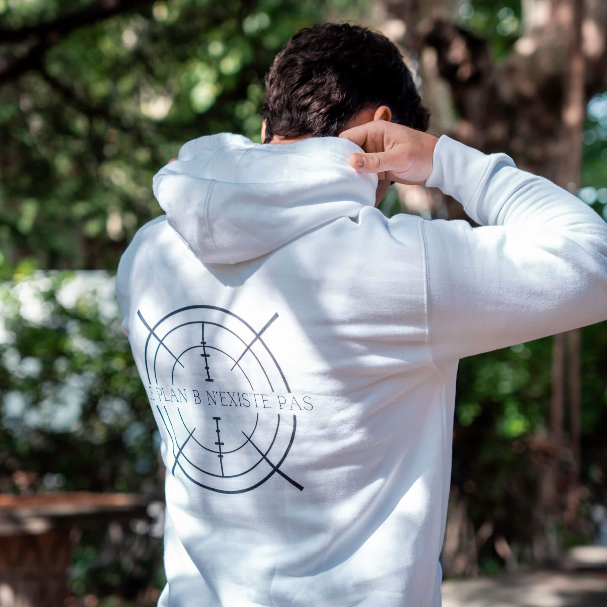 Sweat à capuche blanc Flame & Spirit avec motif circulaire et message "Le temps n’existe pas" imprimé dans le dos.