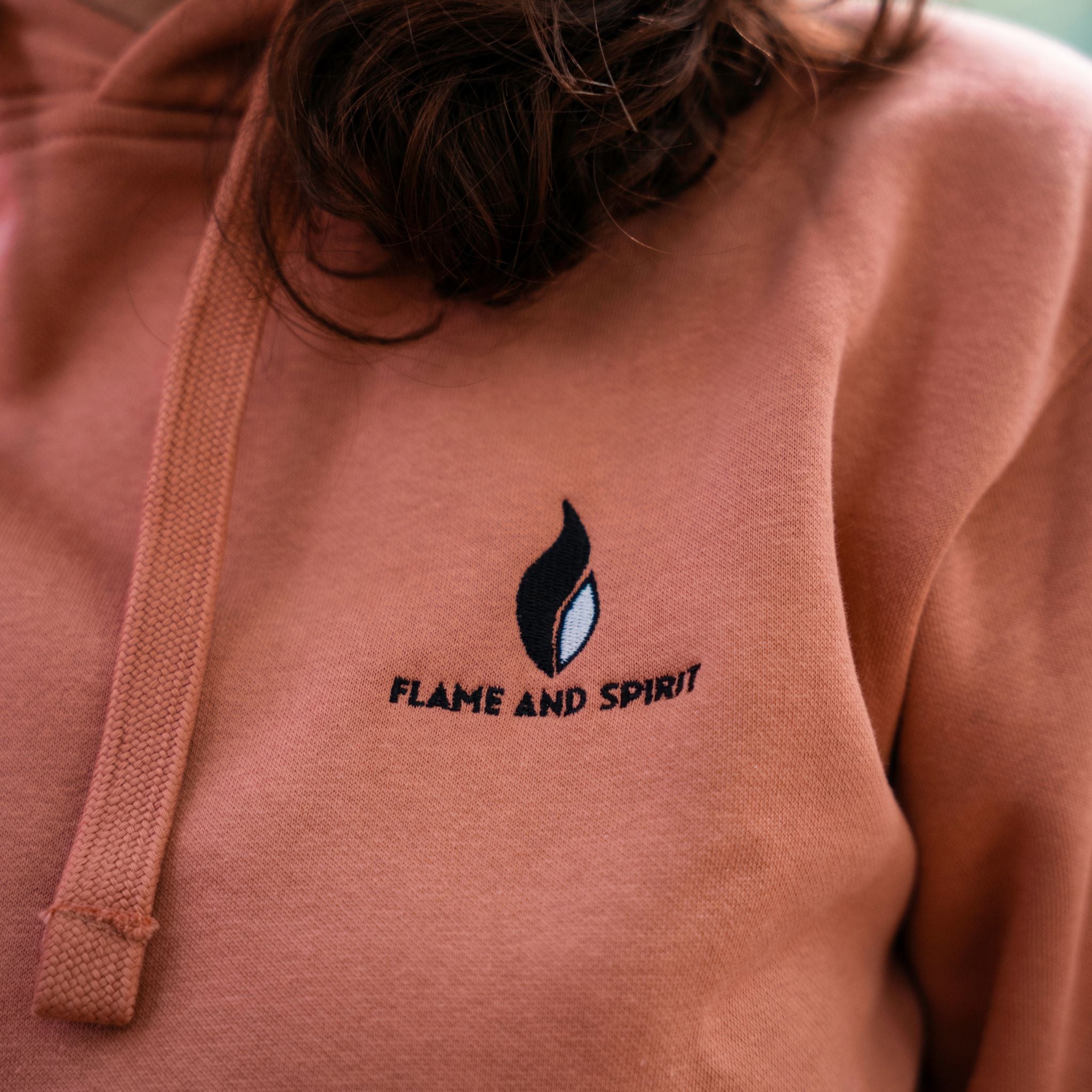 Sweat rose Flame & Spirit avec logo brodé noir et bleu sur la poitrine.