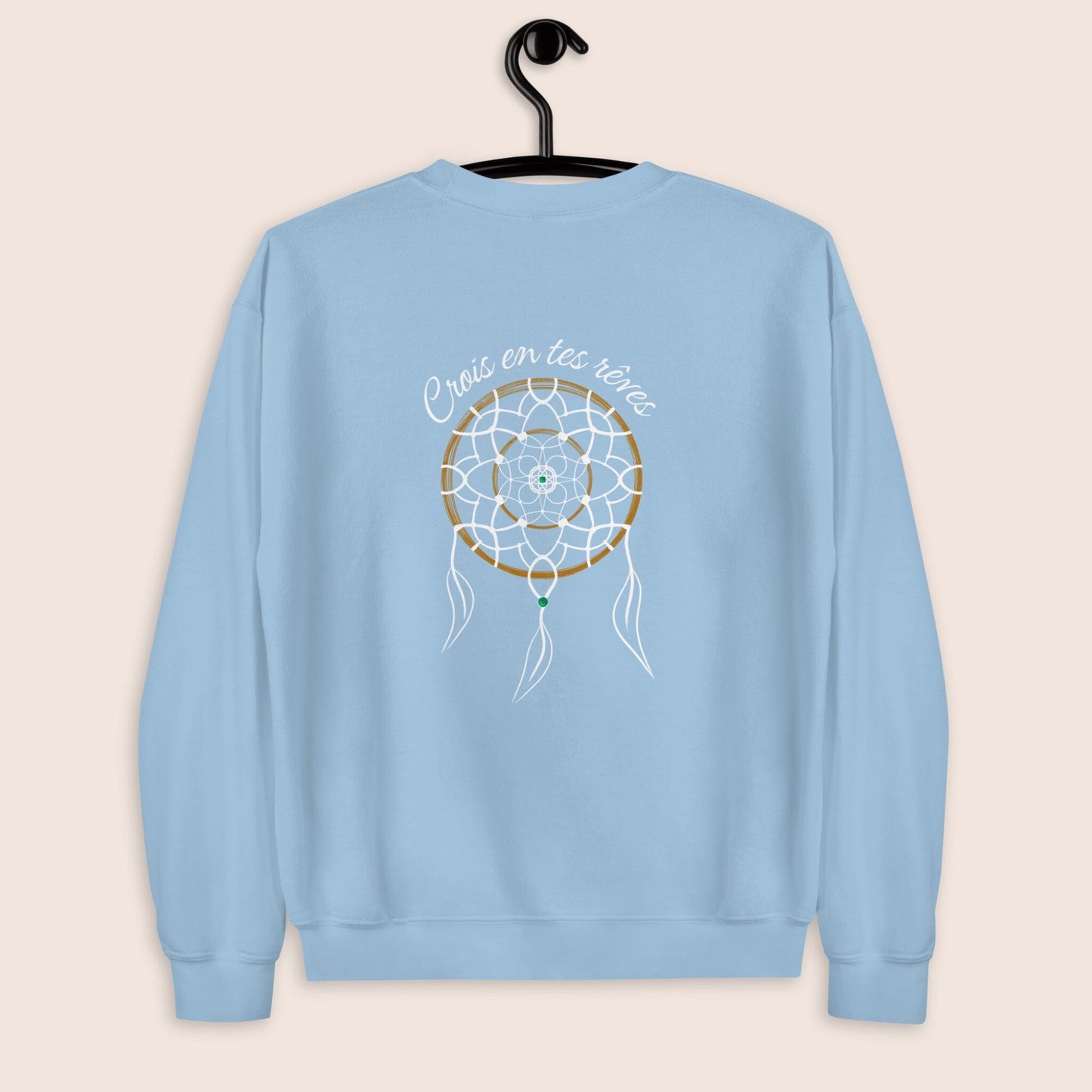 Sweat shirt non genré, bleu clair avec phrase inspirante crois en tes reves imprimée au dos et design attrape reves. Broderie logo Flame and Spirit poitrine gauche