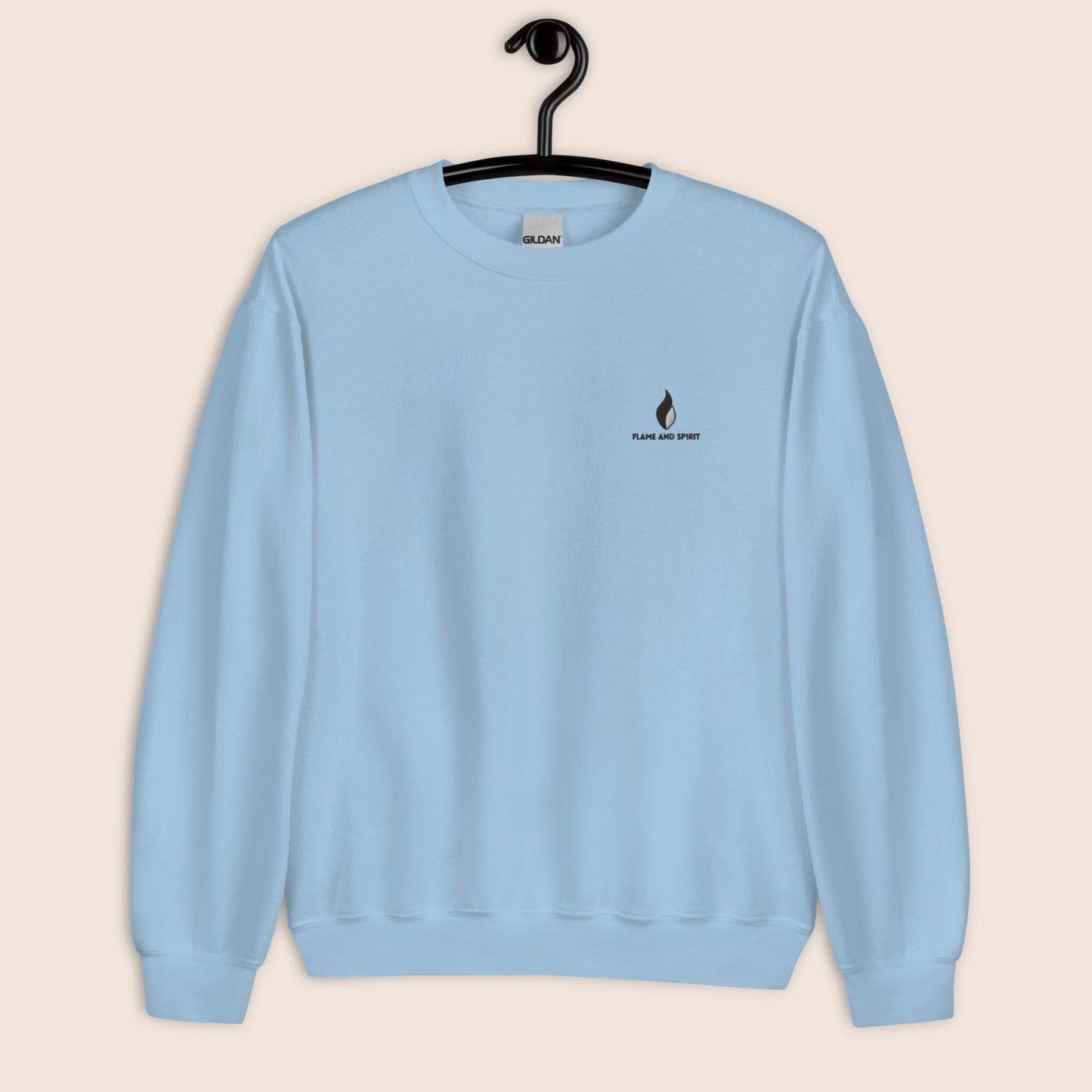 Sweat shirt unisexe, bleu clair avec phrase inspirante crois en tes reves imprimée au dos et design attrape reves. Broderie logo Flame and Spirit poitrine gauche