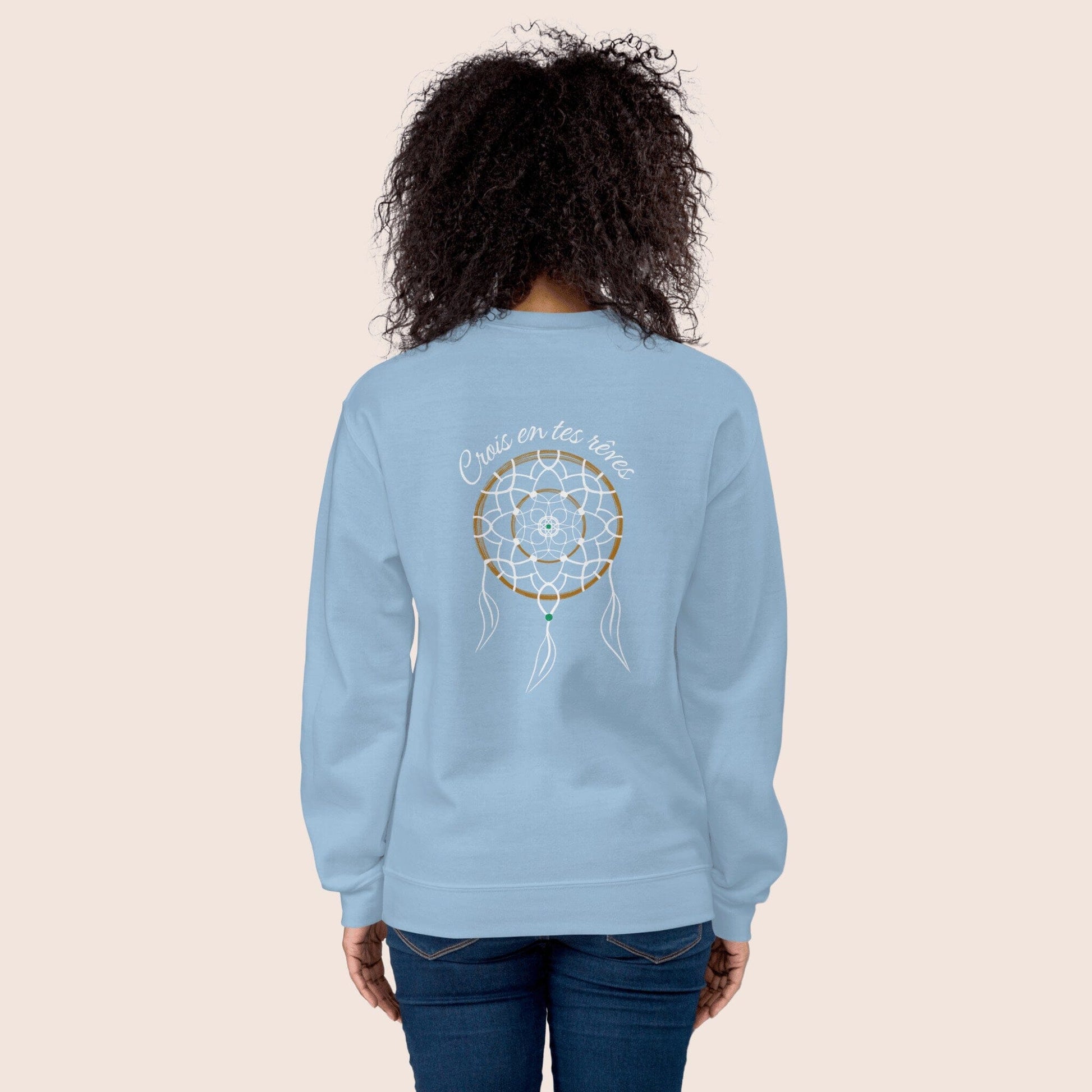 Sweat shirt unisexe bleu clair avec phrase inspirante crois en tes reves imprimée au dos et design attrape reves. Broderie logo Flame and Spirit poitrine gauche