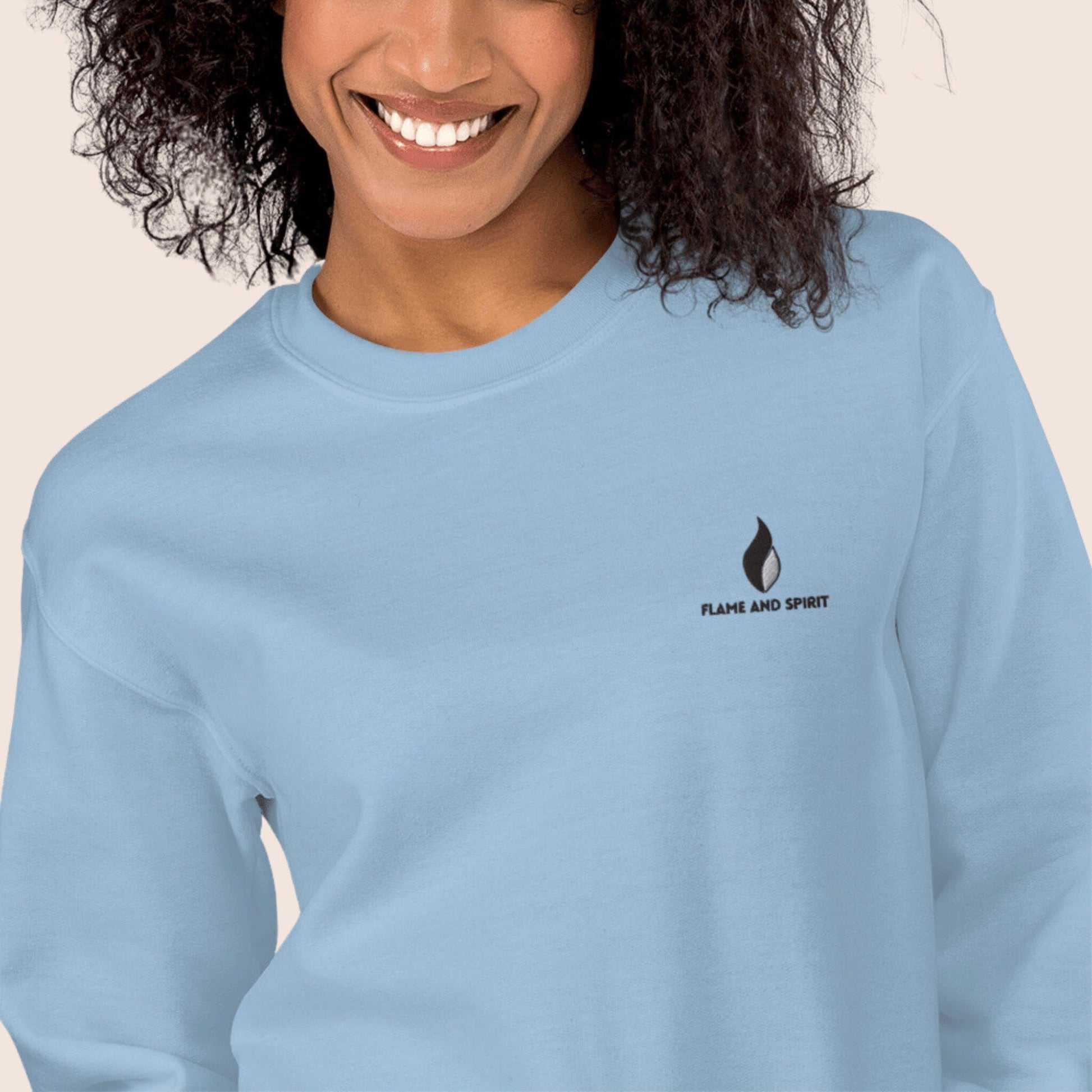 sweat shirt unisexe, vu de face bleu clair avec logo Flame and Spirit brodé sur poitrine gauche