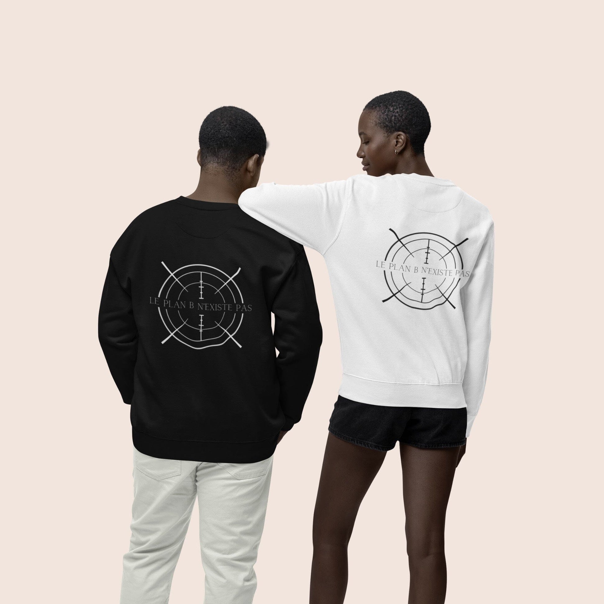 Sweat-shirt non genré, avec phrase de détermination dans le dos, Le plan B n'existe pas, au centre d'un symbole graphique de visée noir sur fond blanc. Logo brodé Flame and Spirit poitrine gauche. Existe aussi en noir.