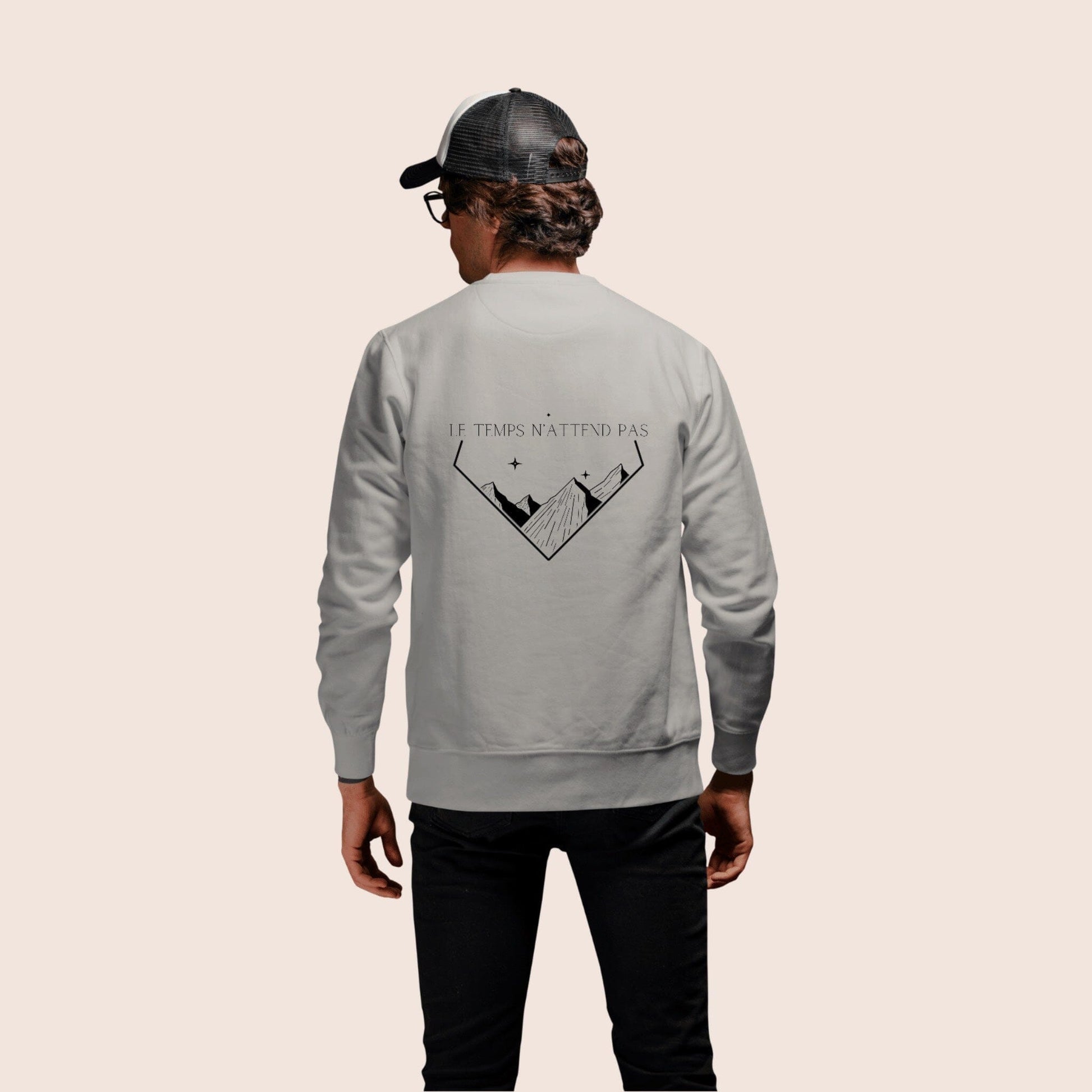 Sweat-shirt non genré, avec phrase d'inspiration dans le dos Le temps n'attend pas et symbole de montagnes graphique noir sur fond gris clair. Logo brodé Flame and Spirit poitrine gauche.