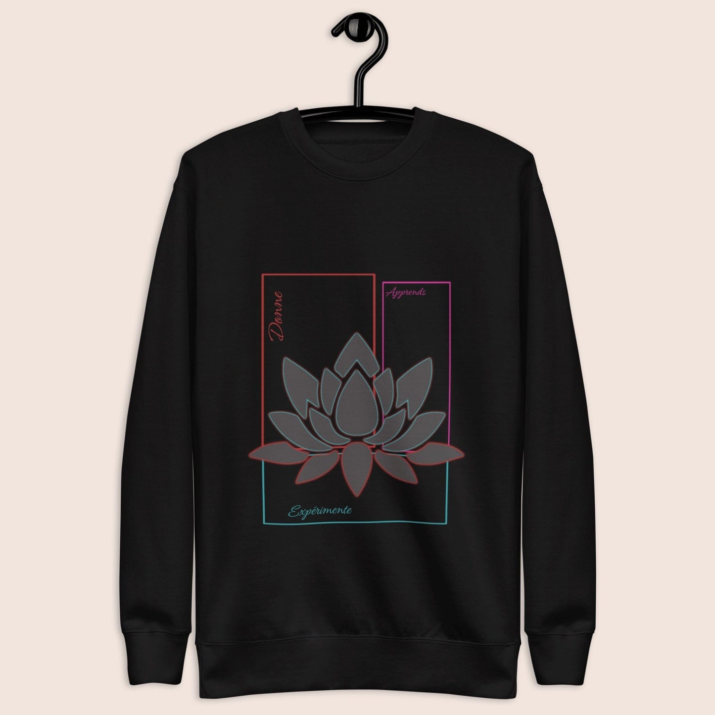 Sweat-shirt unisexe, avec texte de développement personnel sur la partie ventrale, apprend, expérimente, donne, sur rectangles couleur rouge, bleu turquoise, violet, associés au symbole du lotus en transparence, fond noir. Logo brodé Flame and Spirit sous la nuque.