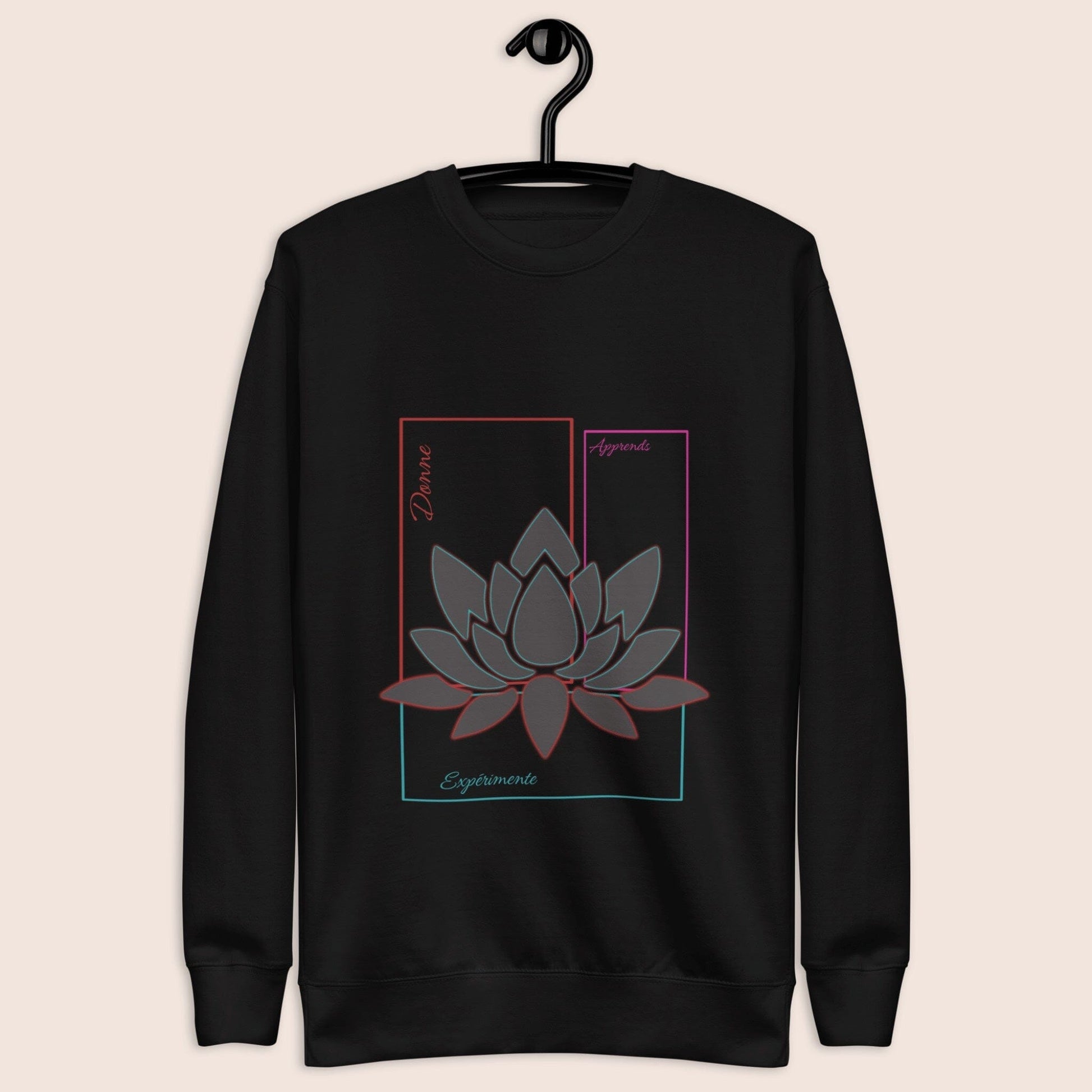 Sweat-shirt unisexe, avec texte de développement personnel sur la partie ventrale, apprend, expérimente, donne, sur rectangles couleur rouge, bleu turquoise, violet, associés au symbole du lotus en transparence, fond noir. Logo brodé Flame and Spirit sous la nuque.