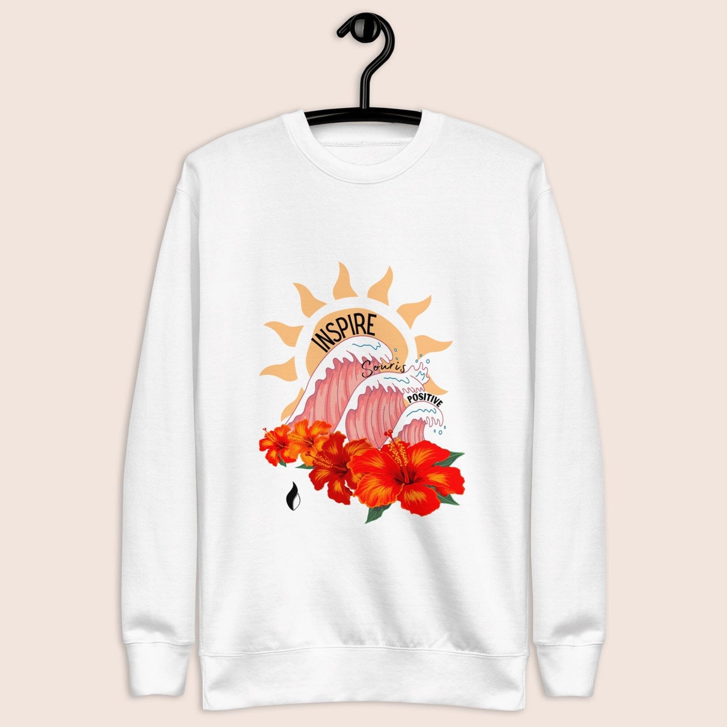 Sweat-shirt unisexe, avec texte de développement personnel sur la partie ventrale, inspire, souris, positive, associés aux symboles des vagues, du soleil et des hibiscus, fond blanc. Logo brodé Flame and Spirit sous la nuque.