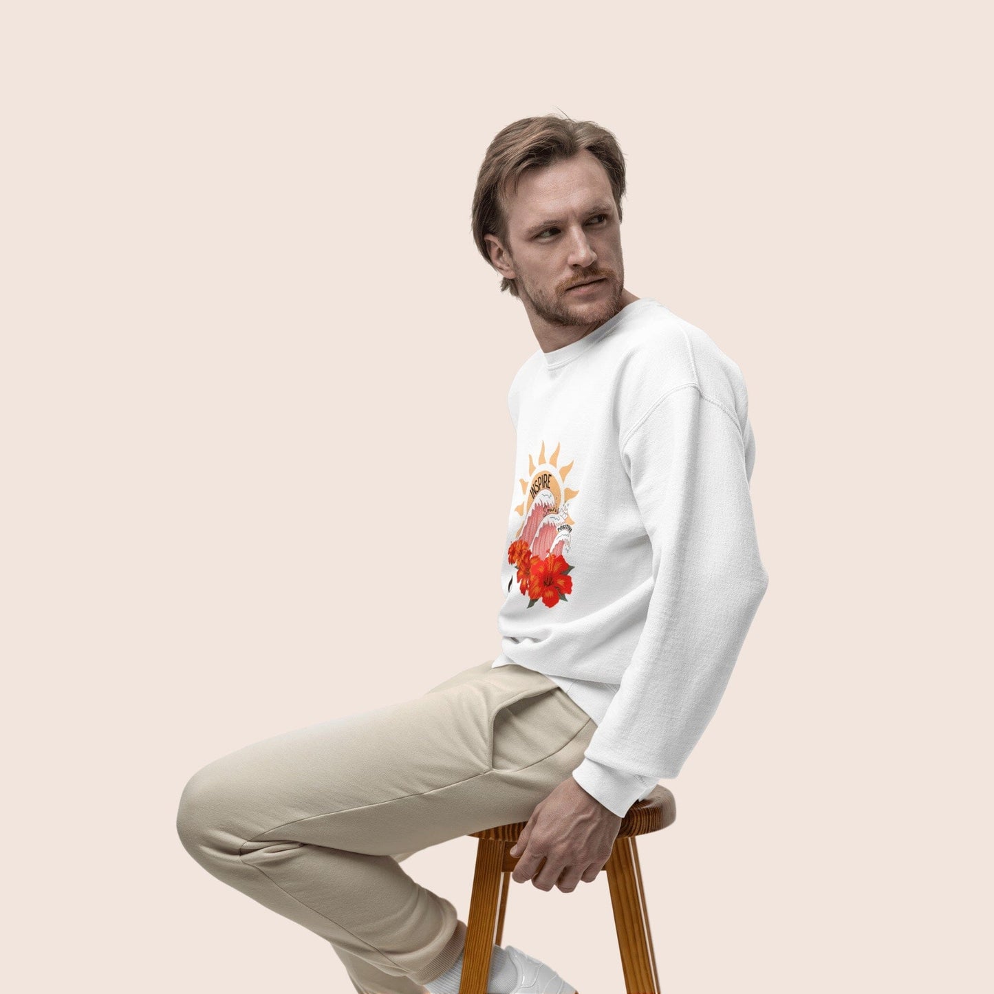 Sweat-shirt non genré, avec texte de développement personnel sur la partie ventrale, inspire, souris, positive, associés aux symboles des vagues, du soleil et des hibiscus, fond blanc. Logo brodé Flame and Spirit sous la nuque.