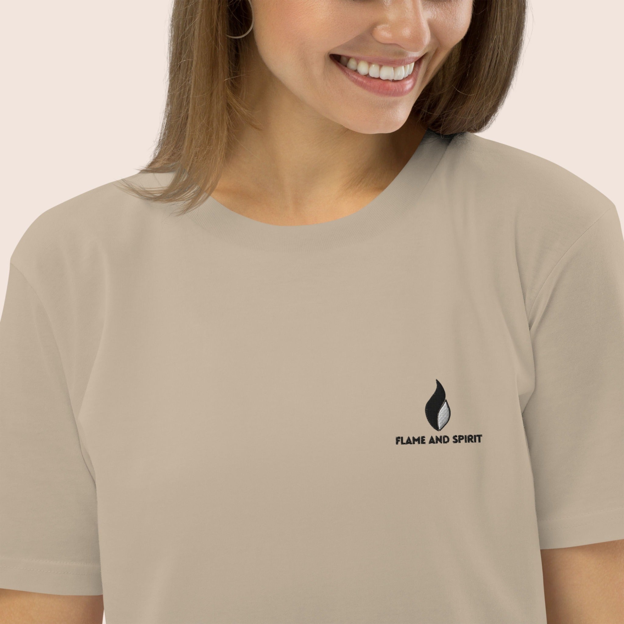 T-shirt non genré, avec phrase d'inspiration dans le dos Le temps n'attend pas et symbole de montagnes graphique noir sur fond beige. Logo brodé Flame and Spirit poitrine gauche.
